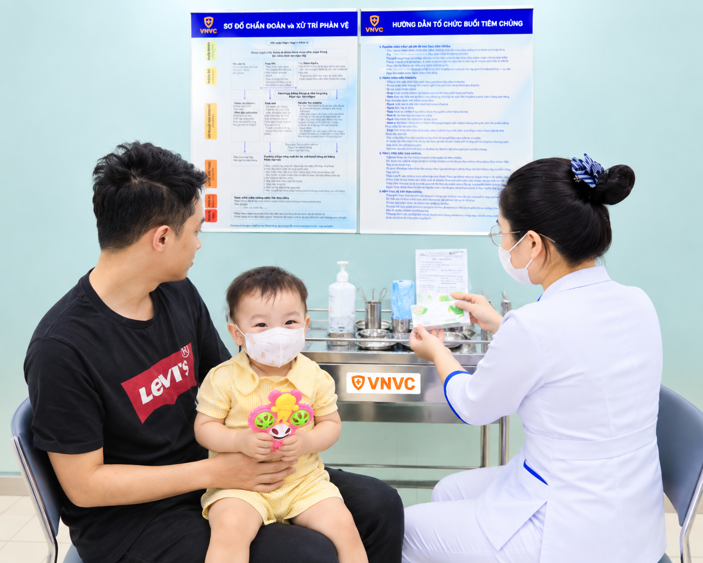 Bé Nhật Đăng tuổi được ba mẹ đưa đến VNVC Hoàng Văn Thụ tiêm vắc xin tay chân miệng và thủy đậu chiều 28/9 trước chuyến du lịch tại Hà Nội. Ảnh: Bình An Bé Nhật Đăng tuổi được ba mẹ đưa đến VNVC Hoàng Văn Thụ tiêm vắc xin tay chân miệng và thủy đậu chiều 28/9 trước chuyến du lịch tại Hà Nội. Ảnh: Bình An