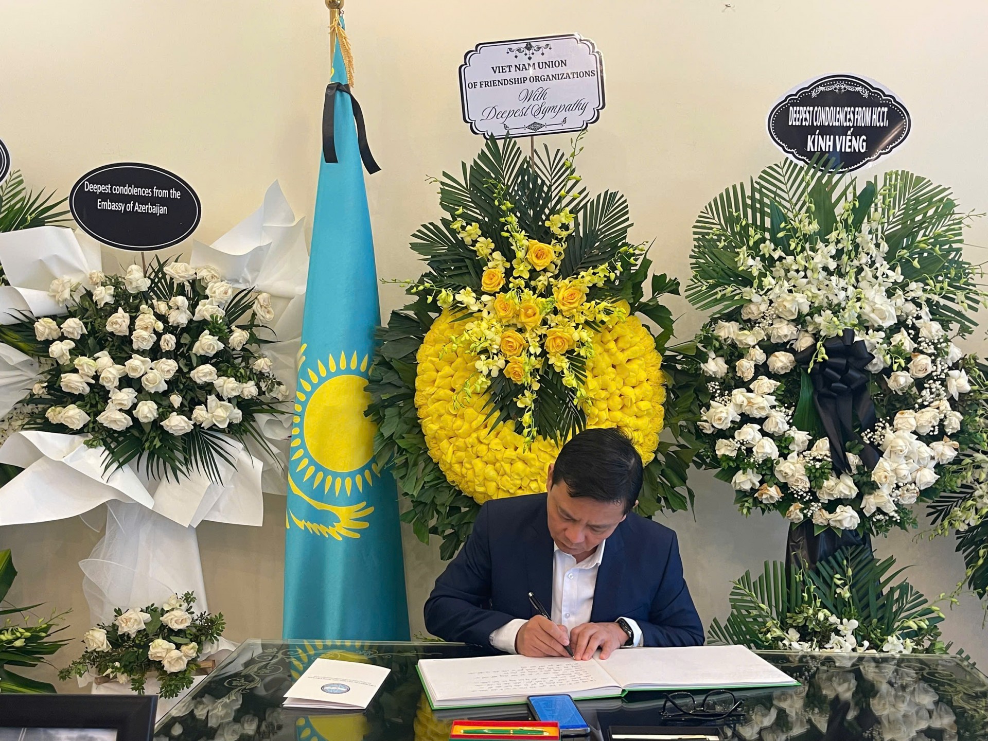 Vice President of the Vietnam Union of Friendship Organisations Dong Huy Cuong signs the condolence book in memory of Kazakh military personnel who died while on duty in Mangystau Province. (Photo: Ha Thanh) Vice President of the Vietnam Union of Friendship Organisations Dong Huy Cuong signs the condolence book in memory of Kazakh military personnel who died while on duty in Mangystau Province. (Photo: Ha Thanh)