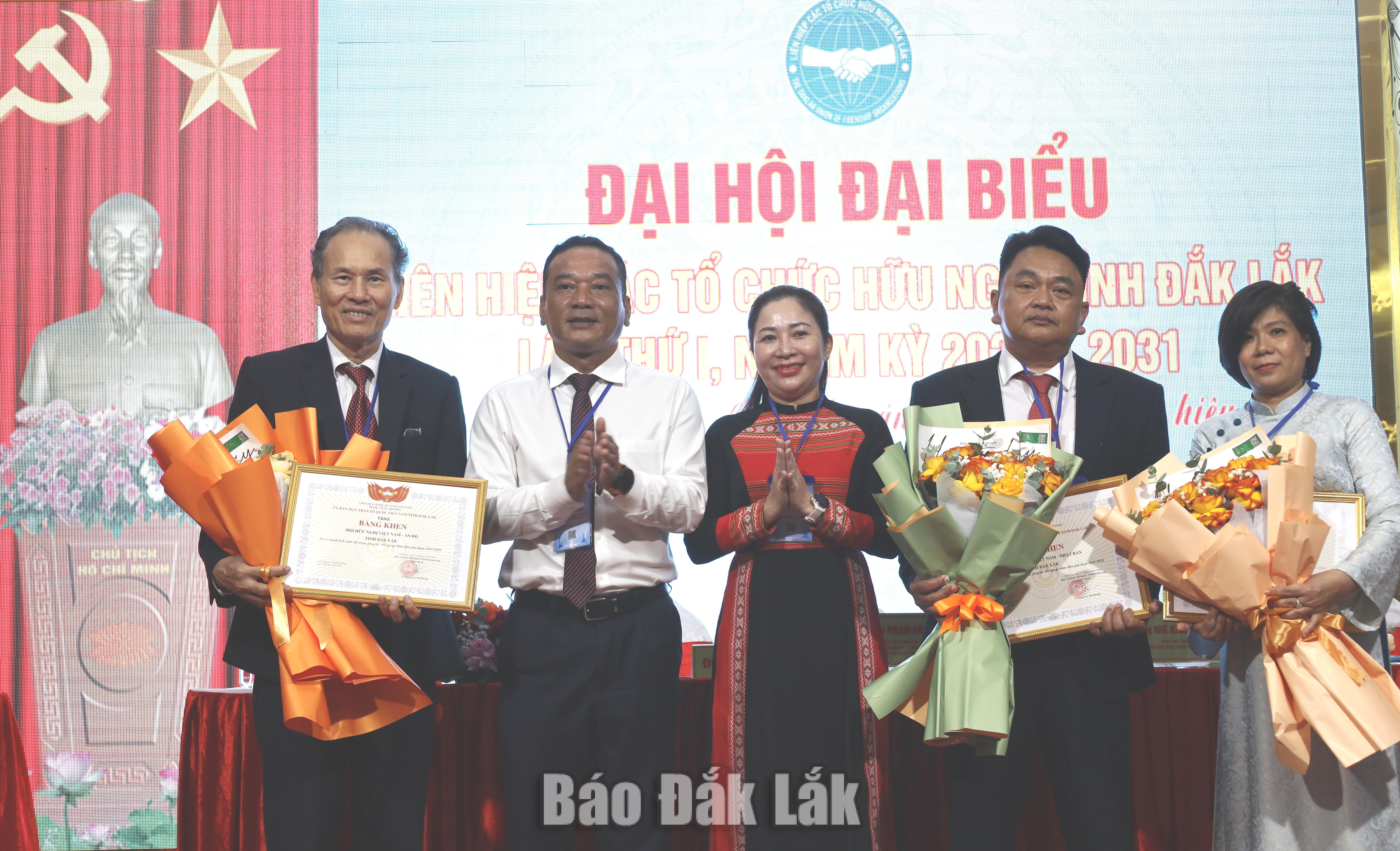 Phó Bí thư Đảng ủy, Chủ tịch Ủy ban MTTQ Việt Nam tỉnh Y Giang Gry Niê Knơng tặng bằng khen của Ban Thường trực Ủy ban MTTQ Việt Nam tỉnh cho các tập thể.