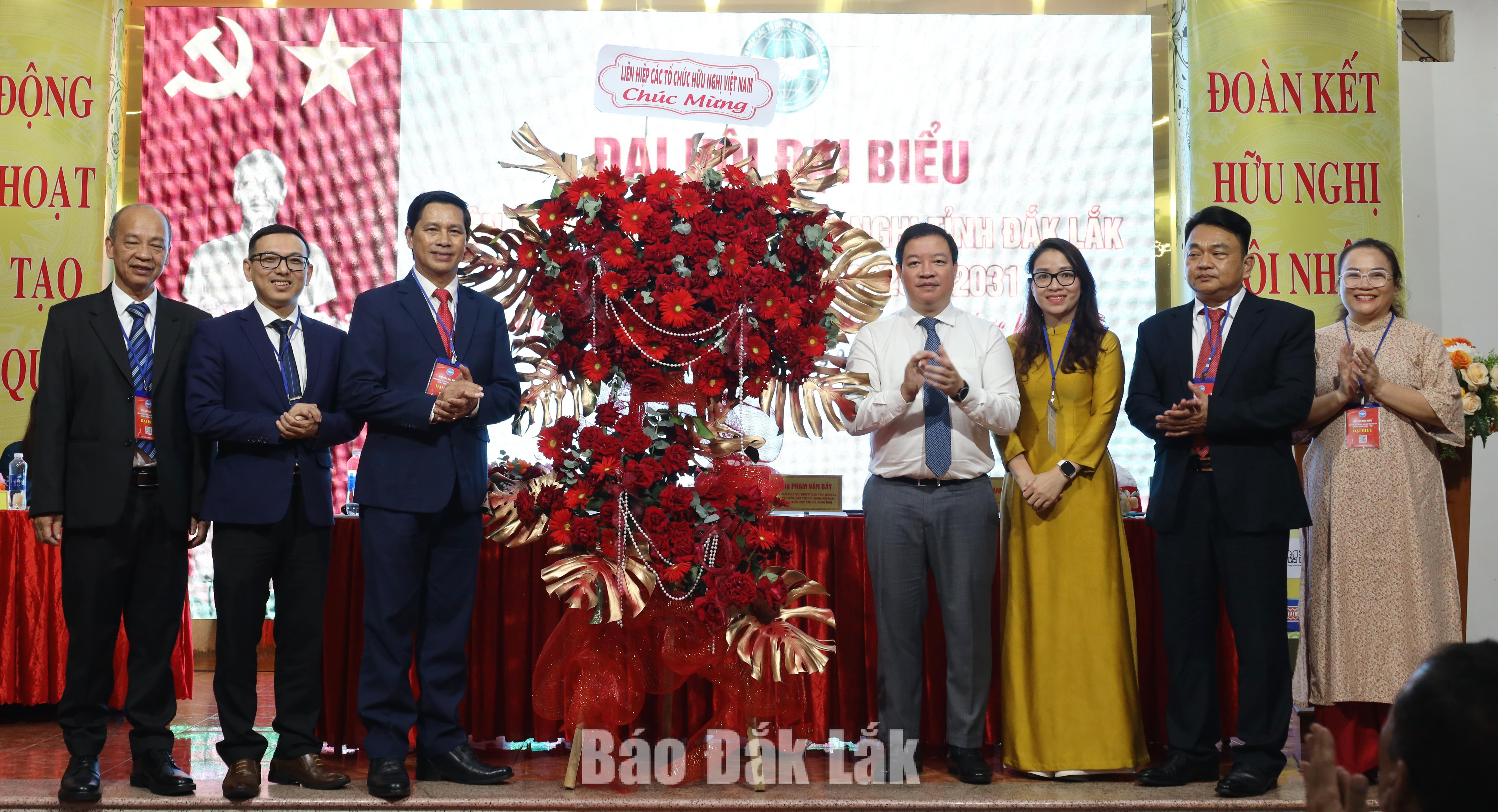 Phó chủ tịch Liên hiệp các tổ chức hữu nghị Việt Nam Nguyễn Ngọc Hùng tặng lẵng hoa chúc mừng đại hội.