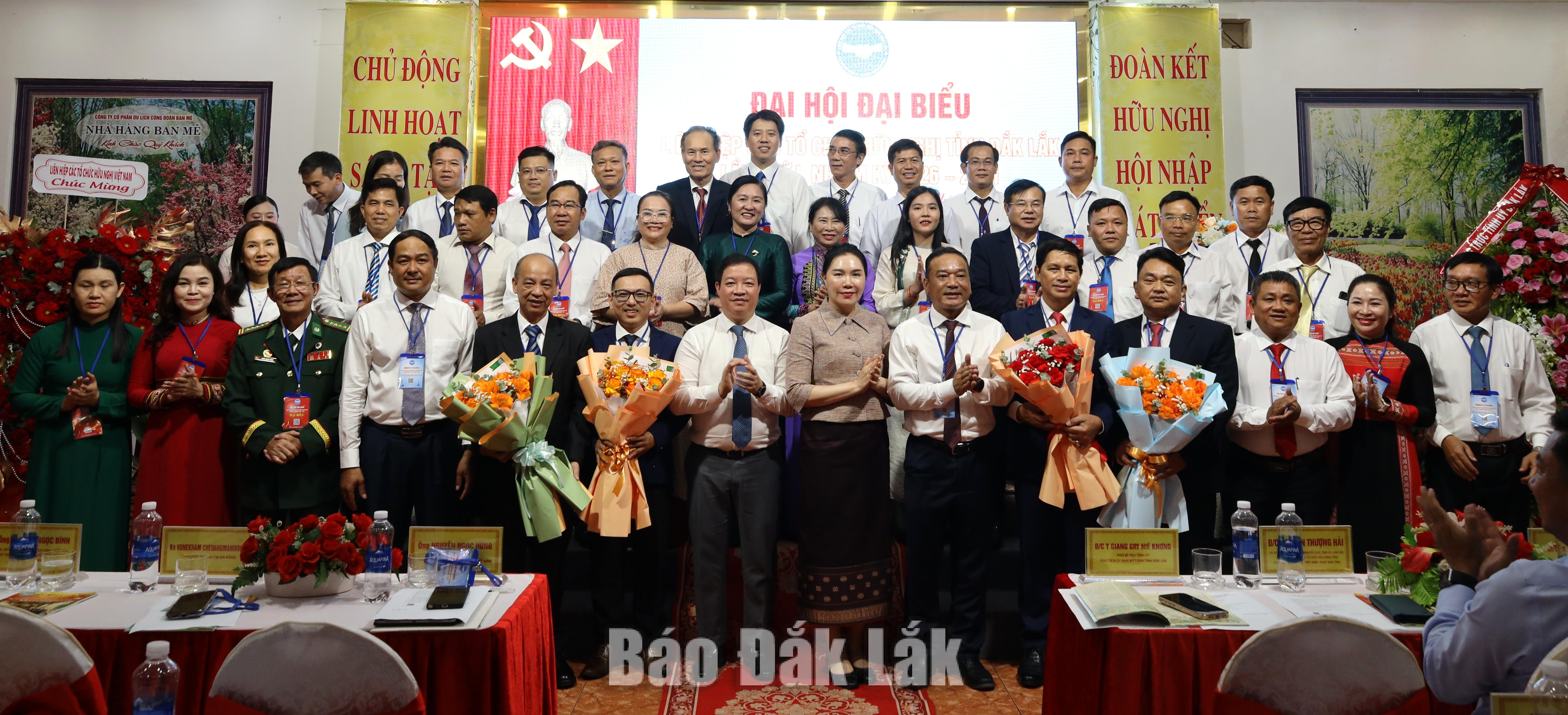 Các đồng chí lãnh đạo tỉnh tặng hoa chúc mừng Ban Chấp hành Liên hiệp các tổ chức hữu nghị tỉnh khóa I, nhiệm kỳ 2026 - 2031.