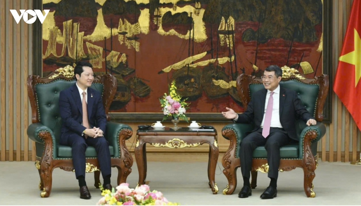 Prime Minister Le Minh Hung receives Cambodian Minister of Inspection Sok Soken. Prime Minister Le Minh Hung receives Cambodian Minister of Inspection Sok Soken.