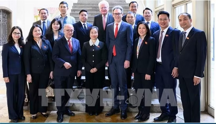 The Hanoi People’s Council delegation at Frankfurt City Hall. (Photo: VNA) The Hanoi People’s Council delegation at Frankfurt City Hall. (Photo: VNA)
