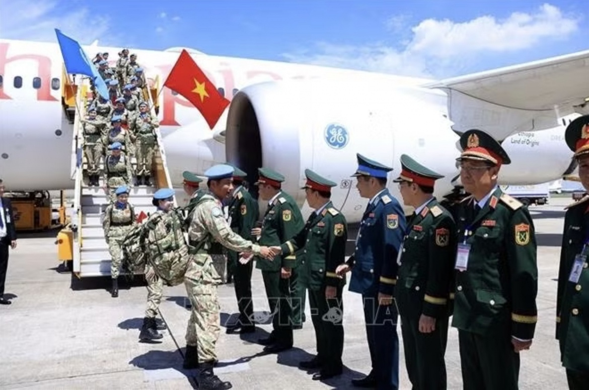 Leaders of the Ministry of National Defence welcome home Engineering Unit Rotation 4 upon completing its international mission. (Photo: VNA) Leaders of the Ministry of National Defence welcome home Engineering Unit Rotation 4 upon completing its international mission. (Photo: VNA)