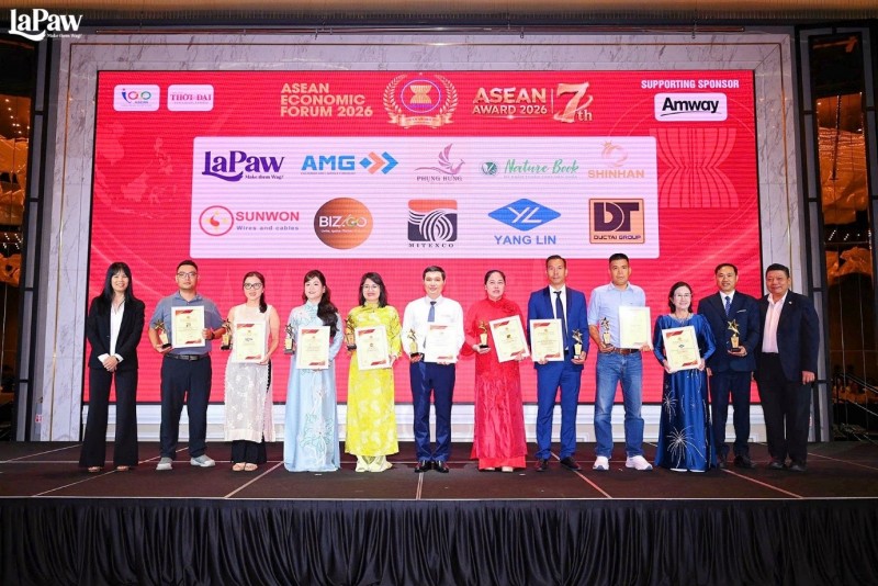 Đại diện LaPaw chụp hình lưu niệm cùng các doanh nghiệp, thương hiệu xuất sắc trong khu vực tại Lễ vinh danh do Diễn đàn Kinh tế Asean 2026 tổ chức. Đại diện LaPaw chụp hình lưu niệm cùng các doanh nghiệp, thương hiệu xuất sắc trong khu vực tại Lễ vinh danh do Diễn đàn Kinh tế Asean 2026 tổ chức.