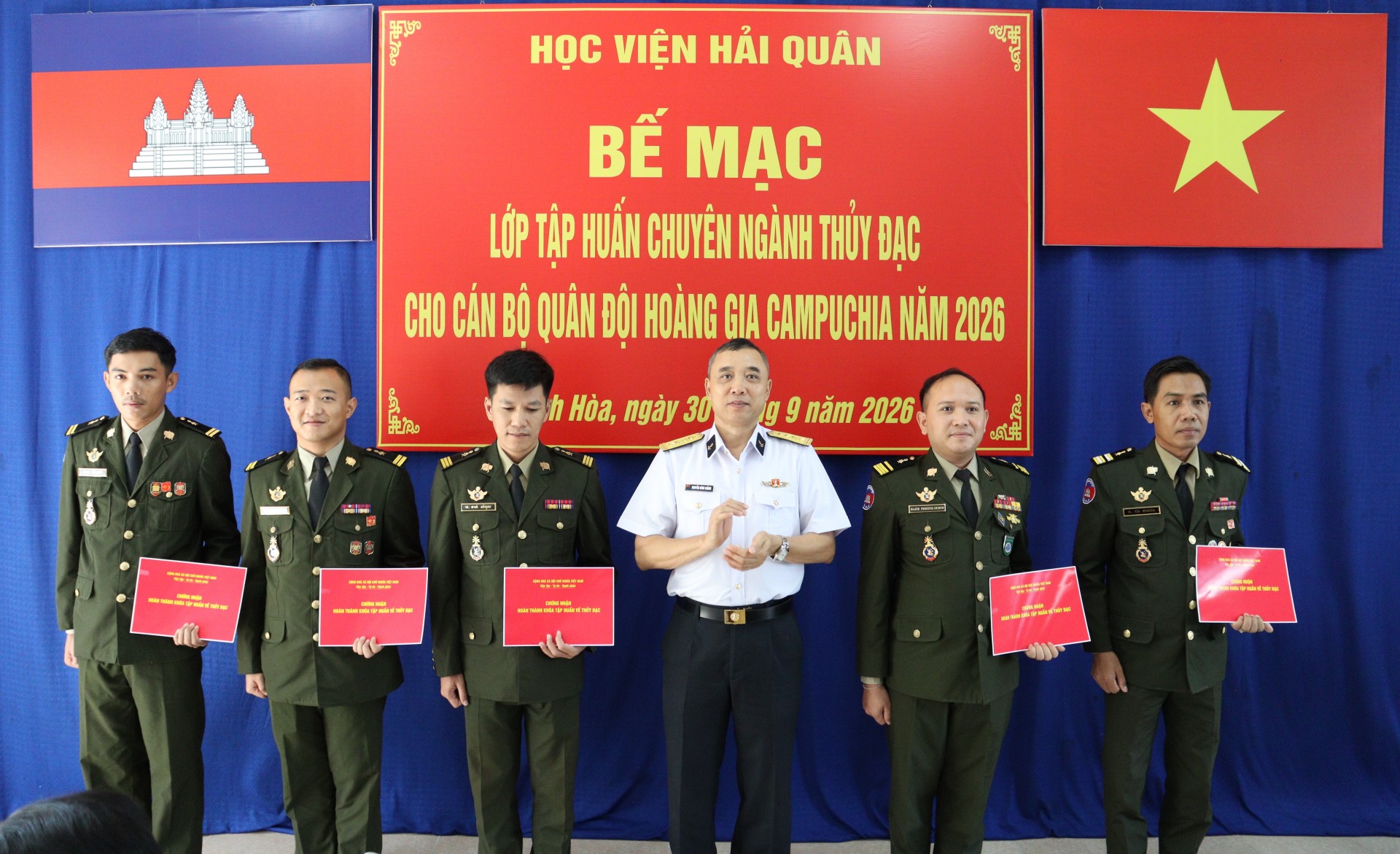 Cán bộ Quân đội Hoàng gia Campuchia hoàn thành tập huấn đo đạc, lập hải đồ Cán bộ Quân đội Hoàng gia Campuchia hoàn thành tập huấn đo đạc, lập hải đồ