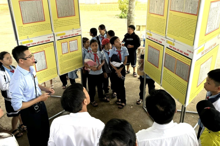 ໄຂງານວາງສະແດງ ຫຼັກຖານທາງປະຫວັດສາດ ກ່ຽວກັບ ຮວ່າງຊາ, ເຈື່ອງຊາ ຢູ່ ດັກລັກ ໄຂງານວາງສະແດງ ຫຼັກຖານທາງປະຫວັດສາດ ກ່ຽວກັບ ຮວ່າງຊາ, ເຈື່ອງຊາ ຢູ່ ດັກລັກ