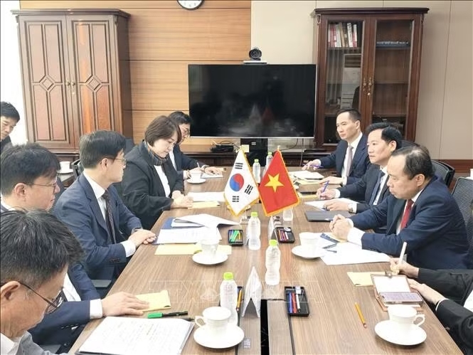 buổi làm việc giữa Bộ trưởng Khoa học và Công nghệ Vũ Hải Quân và Bộ trưởng Bộ Thương mại, Công nghiệp và Tài nguyên Hàn Quốc (MOTIR) Kim Jung Kwan. buổi làm việc giữa Bộ trưởng Khoa học và Công nghệ Vũ Hải Quân và Bộ trưởng Bộ Thương mại, Công nghiệp và Tài nguyên Hàn Quốc (MOTIR) Kim Jung Kwan.