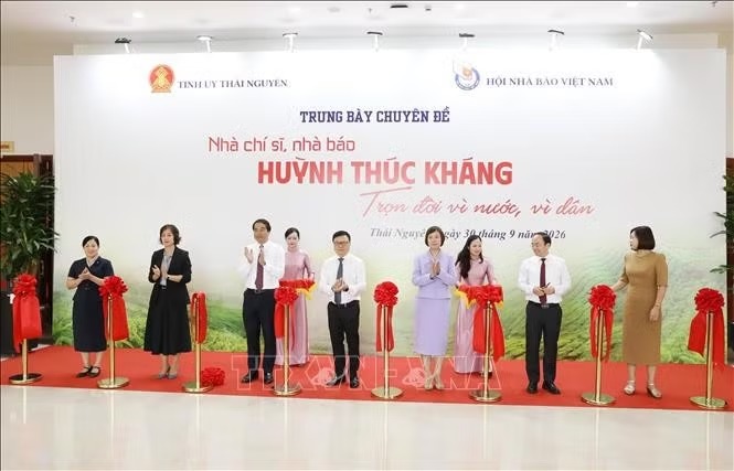 Các đại biểu cắt băng khai mạc trưng bày chuyên đề “Huỳnh Thúc Kháng - Nhà chí sĩ yêu nước, nhà báo và di sản Báo Tiếng Dân”, ngày 30/9. Ảnh: Vũ Hoàng Giang/TTXVN.