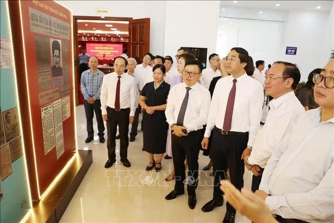 Đại biểu tìm hiểu thông tin về nhà chiến sĩ yêu nước Huỳnh Thúc Kháng tại khu trưng bày sự kiện, ngày 30/9. (Ảnh: Vũ Hoàng Giang/TTXVN)