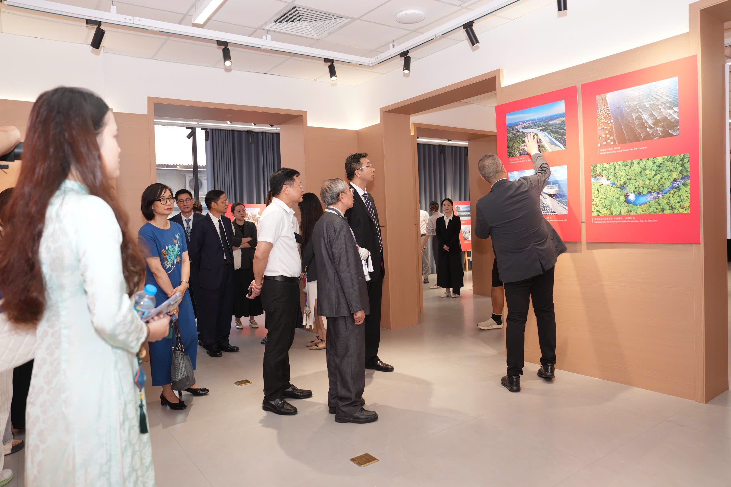 代表们参观展示厅 代表们参观展示厅
