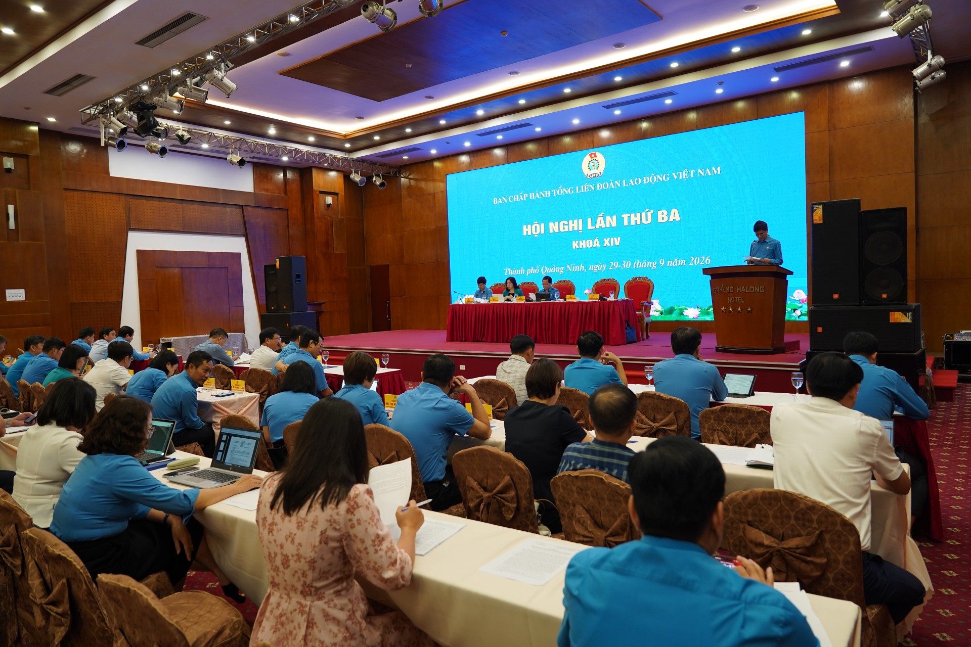 Hội nghị diễn ra trong hai ngày 29-30/9, với 10 nội dung thuộc thẩm quyền gồm 6 chương trình, 3 đề án, 1 báo cáo và công tác cán bộ. (Ảnh: T.L) Hội nghị diễn ra trong hai ngày 29-30/9, với 10 nội dung thuộc thẩm quyền gồm 6 chương trình, 3 đề án, 1 báo cáo và công tác cán bộ. (Ảnh: T.L)