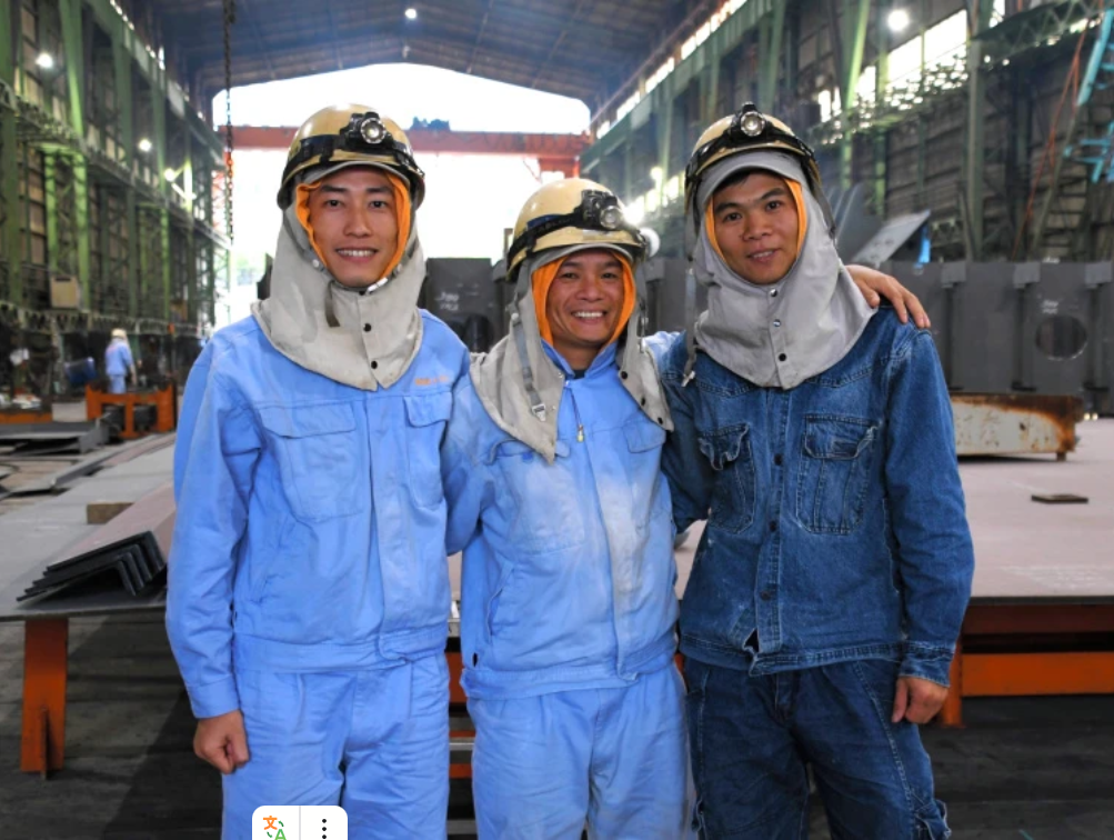 Ba lao động người Việt Nam làm việc tại xưởng của Công ty đóng tàu Innoshima Tekko. Họ sang Nhật theo diện “Kỹ năng đặc định số 1”, dành cho những người đã có từ 3 năm kinh nghiệm thực tập và được phép làm việc tối đa 5 năm. Tháng 10/2023, cả ba vượt qua kỳ thi và được cấp tư cách “Kỹ năng đặc định số 2” = ngày 20/10/2023, Innoshima Shigei, thành phố Onomichi, tỉnh Hiroshima. Ảnh: Kuroda Rikuri. Ba lao động người Việt Nam làm việc tại xưởng của Công ty đóng tàu Innoshima Tekko. Họ sang Nhật theo diện “Kỹ năng đặc định số 1”, dành cho những người đã có từ 3 năm kinh nghiệm thực tập và được phép làm việc tối đa 5 năm. Tháng 10/2023, cả ba vượt qua kỳ thi và được cấp tư cách “Kỹ năng đặc định số 2” = ngày 20/10/2023, Innoshima Shigei, thành phố Onomichi, tỉnh Hiroshima. Ảnh: Kuroda Rikuri.
