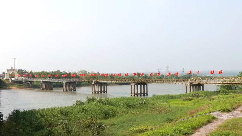 The peaceful landscape along the Hien Luong-Ben Hai Banks.