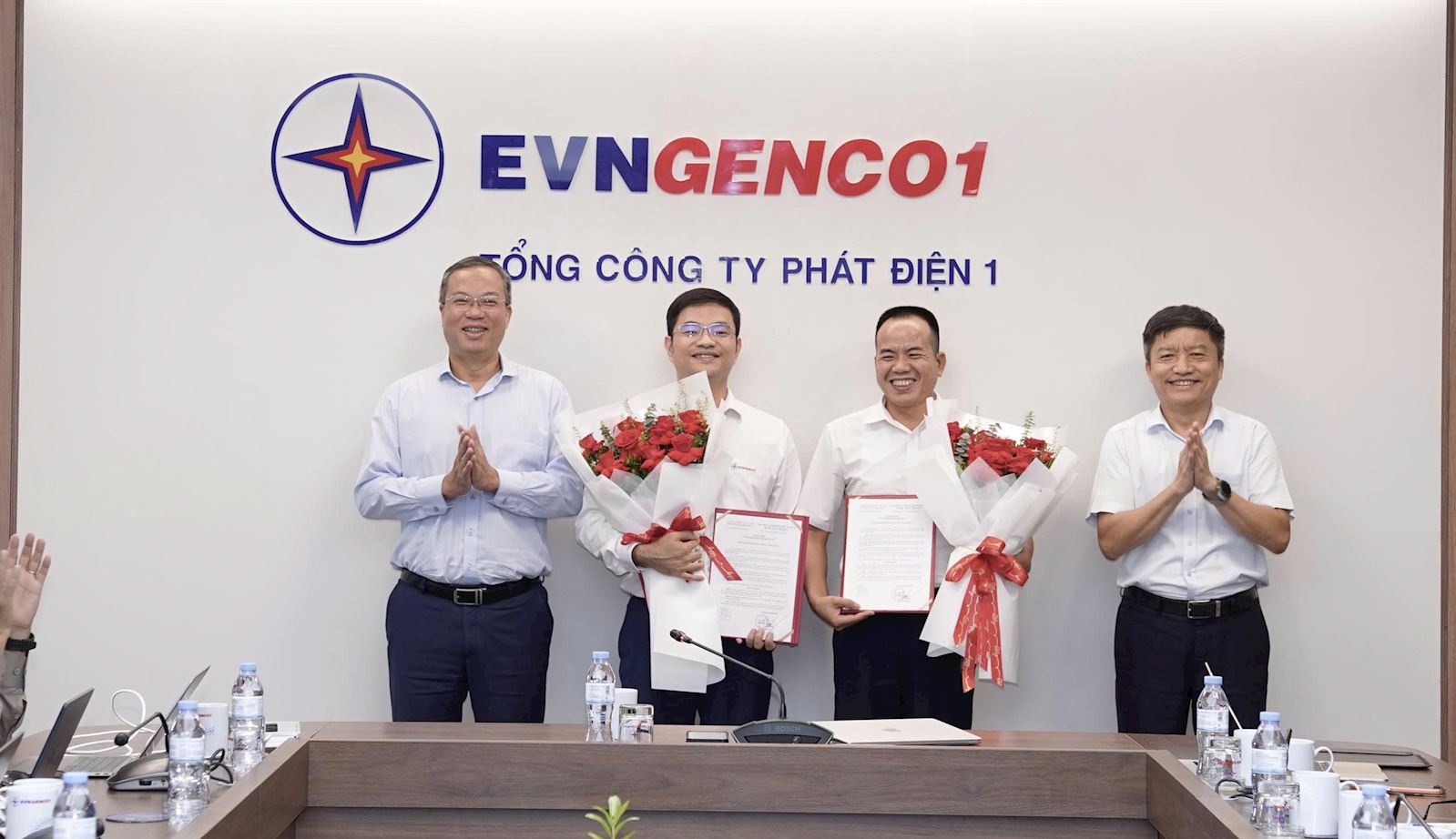 Trao quyết định, kiện toàn đội ngũ cán bộ quản lý tại các đơn vị thuộc EVNGENCO1 Trao quyết định, kiện toàn đội ngũ cán bộ quản lý tại các đơn vị thuộc EVNGENCO1