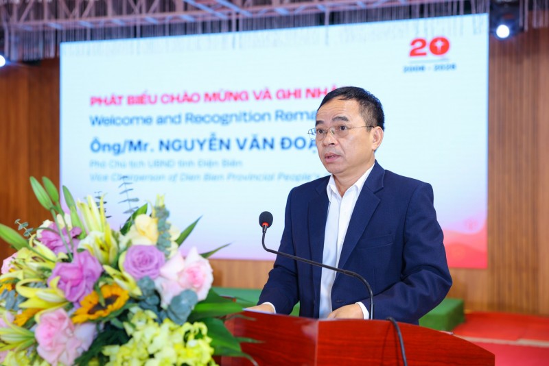 លោក Nguyen Van Doat អនុប្រធានគណៈកម្មាធិការប្រជាជនខេត្ត Dien Bien ថ្លែងមតិនៅក្នុងសន្និសីទ។