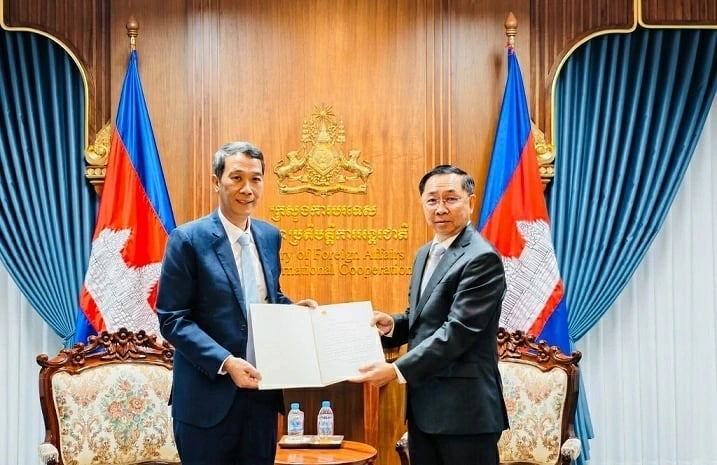 អគ្គកុងស៊ុលវៀតណាមប្រចាំនៅក្រុងព្រះសីហនុលោក Nguyen Trung Hieu ជូនសារតាំងកុងស៊ុល ជូនចំពោះរដ្ឋមន្ត្រីក្រសួងការបរទេស និងសហប្រតិបត្តិការអន្តរជាតិនៃព្រះរាជាណាចក្រកម្ពុជា។