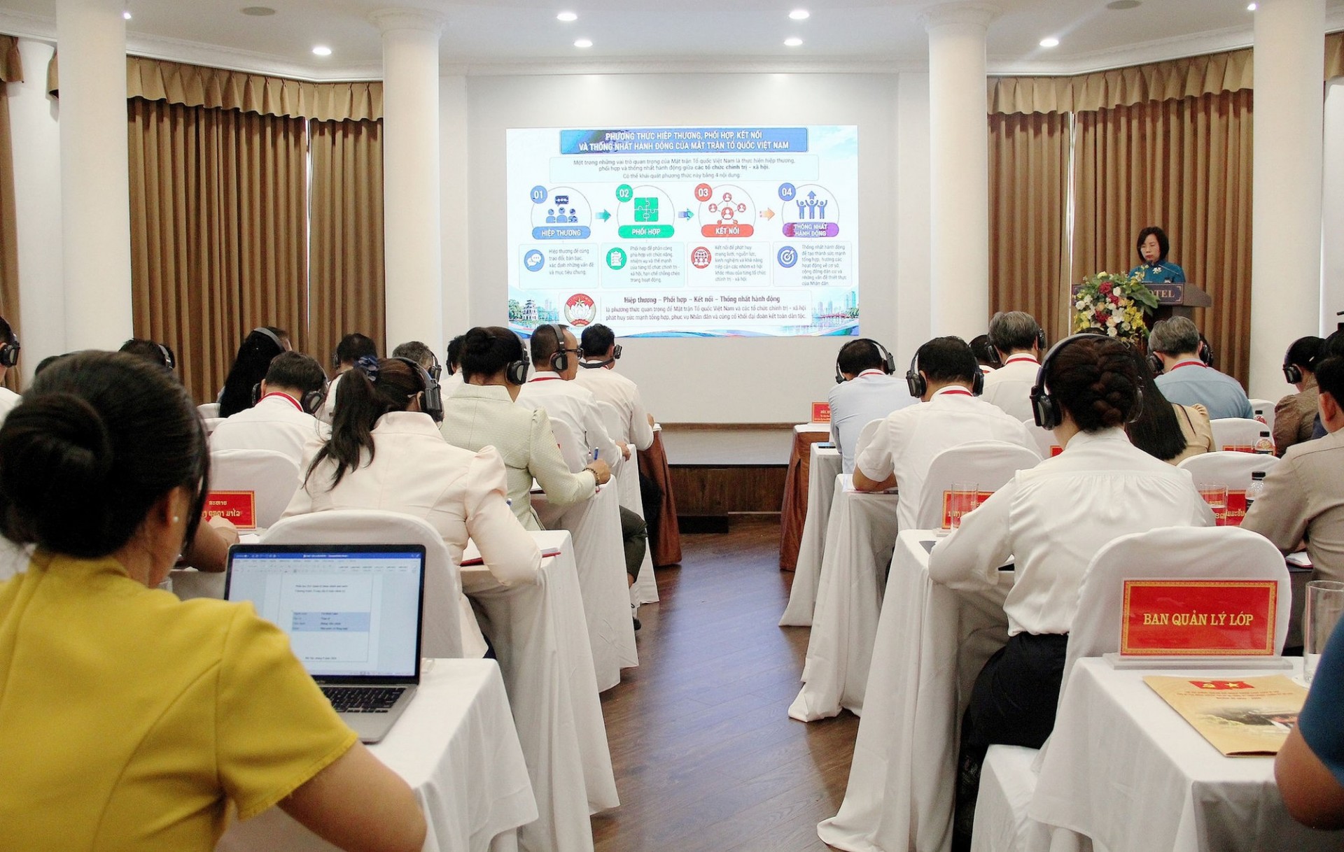 Hà Nội chia sẻ kinh nghiệm đổi mới hoạt động Mặt trận với cán bộ Lào Hà Nội chia sẻ kinh nghiệm đổi mới hoạt động Mặt trận với cán bộ Lào