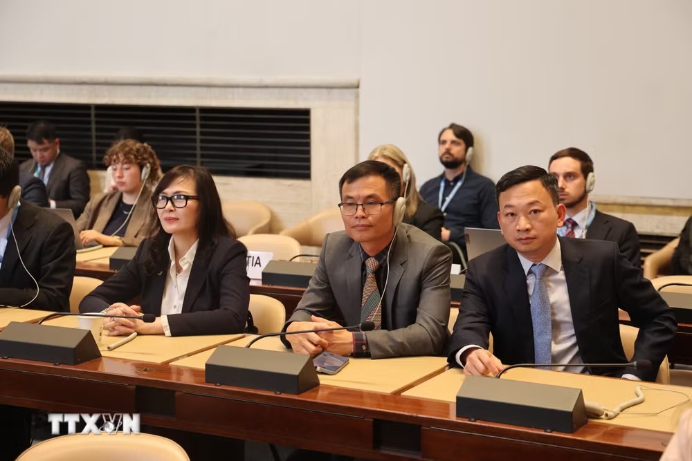 Các đại biểu tham dự cuộc tọa đàm tại trụ sở Liên hợp quốc ở Geneva. (Ảnh: Anh Hiển/TTXVN) Các đại biểu tham dự cuộc tọa đàm tại trụ sở Liên hợp quốc ở Geneva. (Ảnh: Anh Hiển/TTXVN)
