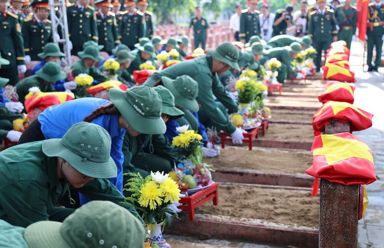 The 500-Day-and-Night Campaign continues the Vietnamese tradition of “When drinking water, remember its source” and “Repay those who have rendered service to the country.” (Photo: VGP/Thu Giang)