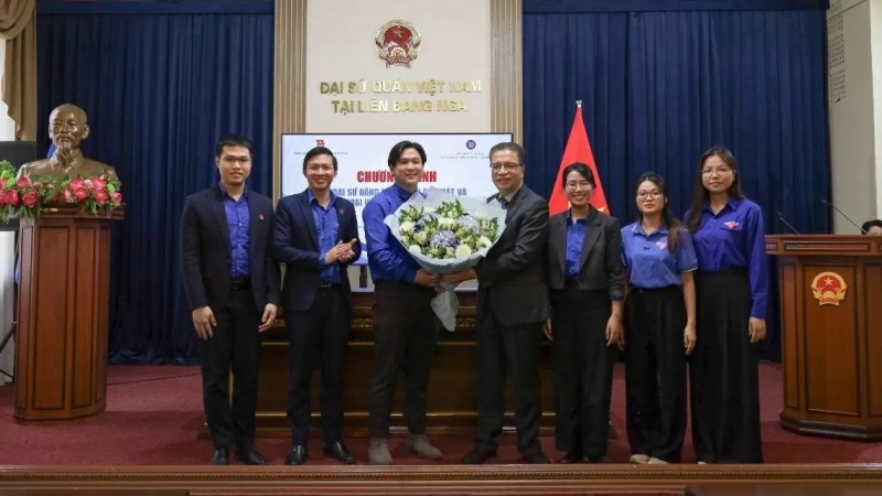 Phát huy “hai nhịp cầu” kiều bào và du học sinh trong đối ngoại nhân dân
