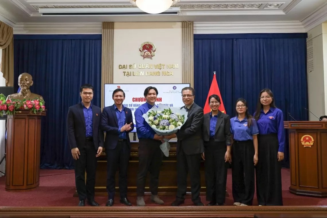 Đại sứ Đặng Minh Khôi tặng hoa cho Ban cán sự Đoàn - Hội sinh viên Việt Nam tại Nga nhân dịp kỷ niệm 94 năm ngày thành lập Đoàn Thanh niên Cộng sản Hồ Chí Minh, tháng 3/2025. (Ảnh: Đại sứ quán Việt Nam tại Liên bang Nga) Đại sứ Đặng Minh Khôi tặng hoa cho Ban cán sự Đoàn - Hội sinh viên Việt Nam tại Nga nhân dịp kỷ niệm 94 năm ngày thành lập Đoàn Thanh niên Cộng sản Hồ Chí Minh, tháng 3/2025. (Ảnh: Đại sứ quán Việt Nam tại Liên bang Nga)