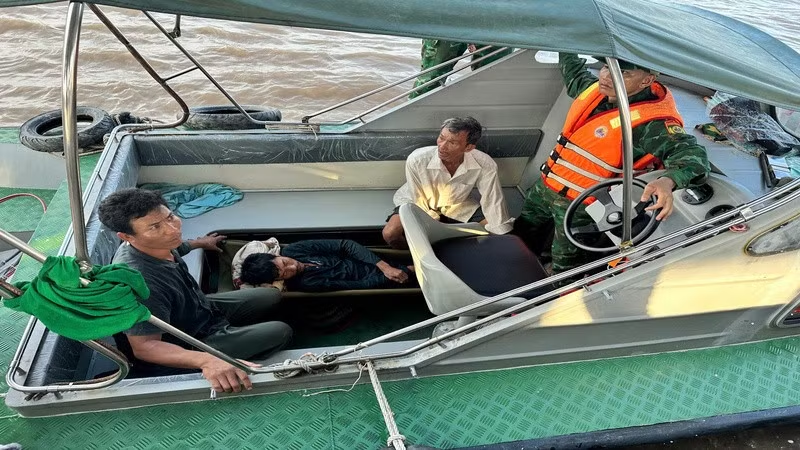 Vinh Long Province: Fisherman Rescued After Suffering Gas Poisoning at Sea Vinh Long Province: Fisherman Rescued After Suffering Gas Poisoning at Sea