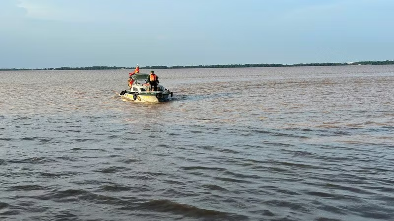 Vinh Long Province: Fisherman Rescued After Suffering Gas Poisoning at Sea Vinh Long Province: Fisherman Rescued After Suffering Gas Poisoning at Sea