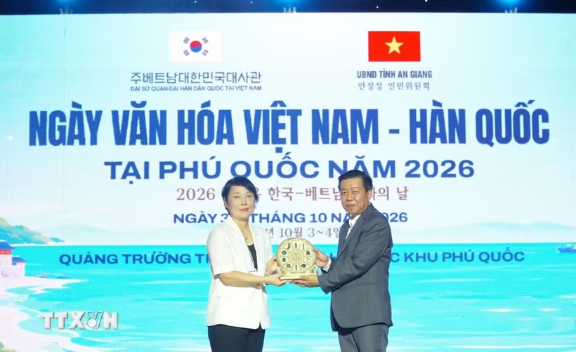 Lãnh đạo Sở Văn hóa và Thể thao tỉnh An Giang tặng quà cho bà Park Chan A, Bí thư thứ nhất Đại sứ quán Hàn Quốc tại Việt Nam, kiêm Giám đốc Trung tâm Văn hóa Hàn Quốc. (Ảnh: Văn Sĩ/TTXVN) Lãnh đạo Sở Văn hóa và Thể thao tỉnh An Giang tặng quà cho bà Park Chan A, Bí thư thứ nhất Đại sứ quán Hàn Quốc tại Việt Nam, kiêm Giám đốc Trung tâm Văn hóa Hàn Quốc. (Ảnh: Văn Sĩ/TTXVN)