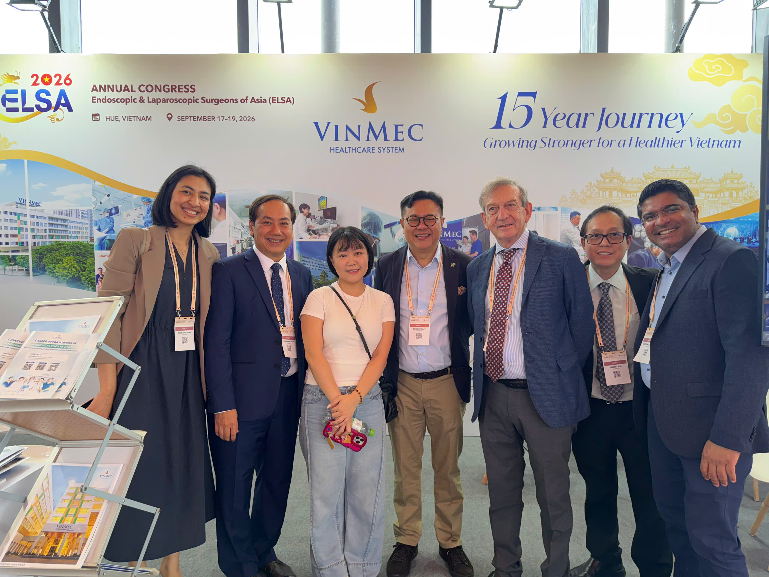 Chuyên gia Vinmec giao lưu cùng đồng nghiệp quốc tế tại gian hàng triển lãm y khoa trong khuôn khổ ELSA 2026. (Nguồn: Vinmec) Chuyên gia Vinmec giao lưu cùng đồng nghiệp quốc tế tại gian hàng triển lãm y khoa trong khuôn khổ ELSA 2026. (Nguồn: Vinmec)
