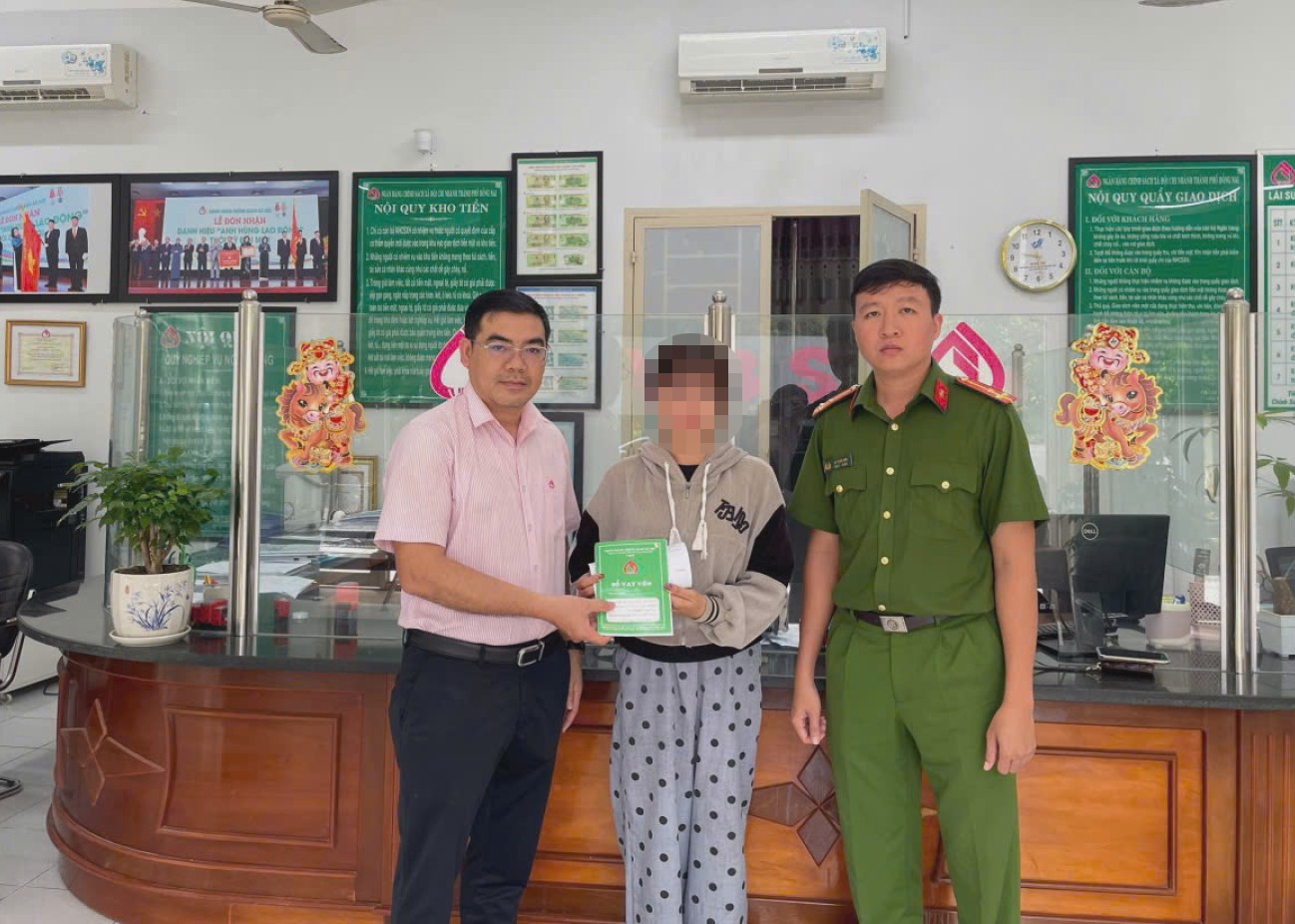 Công an xã Phước An đã phối hợp với Ngân hàng Chính sách xã hội (NHCSXH) tổ chức giải ngân thành công khoản vay ưu đãi đầu tiên trên địa bàn cho anh N.T.P. (sinh năm 2003, ngụ ấp An Thạnh). Công an xã Phước An đã phối hợp với Ngân hàng Chính sách xã hội (NHCSXH) tổ chức giải ngân thành công khoản vay ưu đãi đầu tiên trên địa bàn cho anh N.T.P. (sinh năm 2003, ngụ ấp An Thạnh).