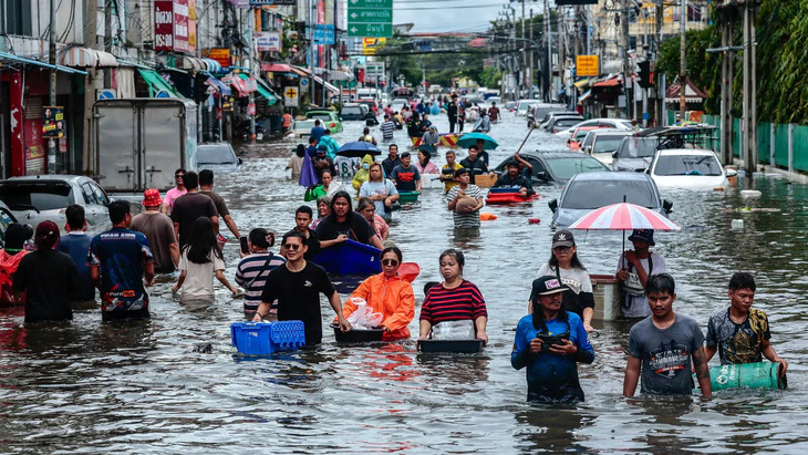 Người dân lội qua một con đường ngập nước ở Bangkok, Thái Lan. (Ảnh: Reuters) Người dân lội qua một con đường ngập nước ở Bangkok, Thái Lan. (Ảnh: Reuters)