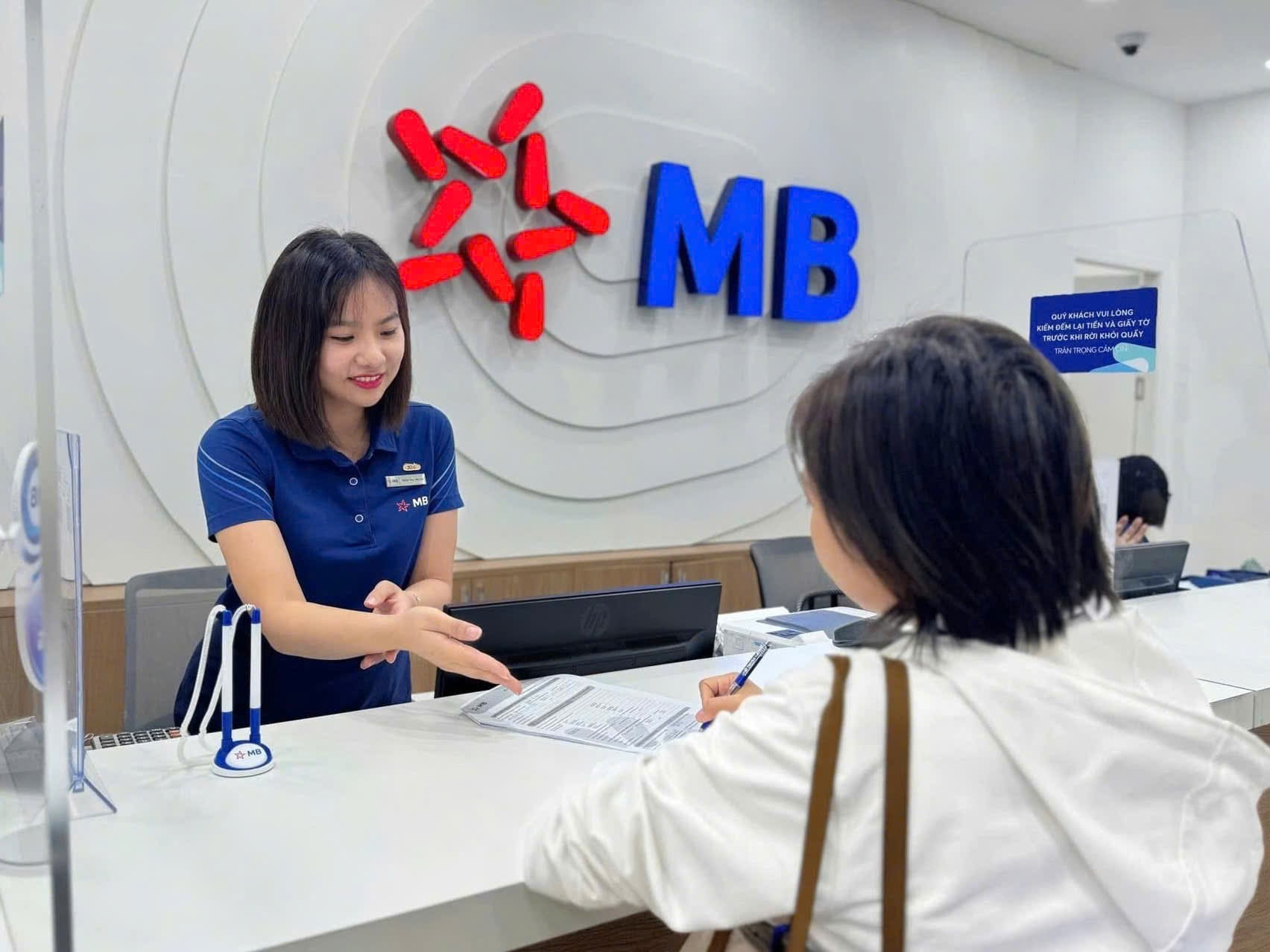 MB trở thành ngân hàng đầu tiên tại Việt Nam vượt mốc 100.000 tỷ đồng vốn điều lệ MB trở thành ngân hàng đầu tiên tại Việt Nam vượt mốc 100.000 tỷ đồng vốn điều lệ