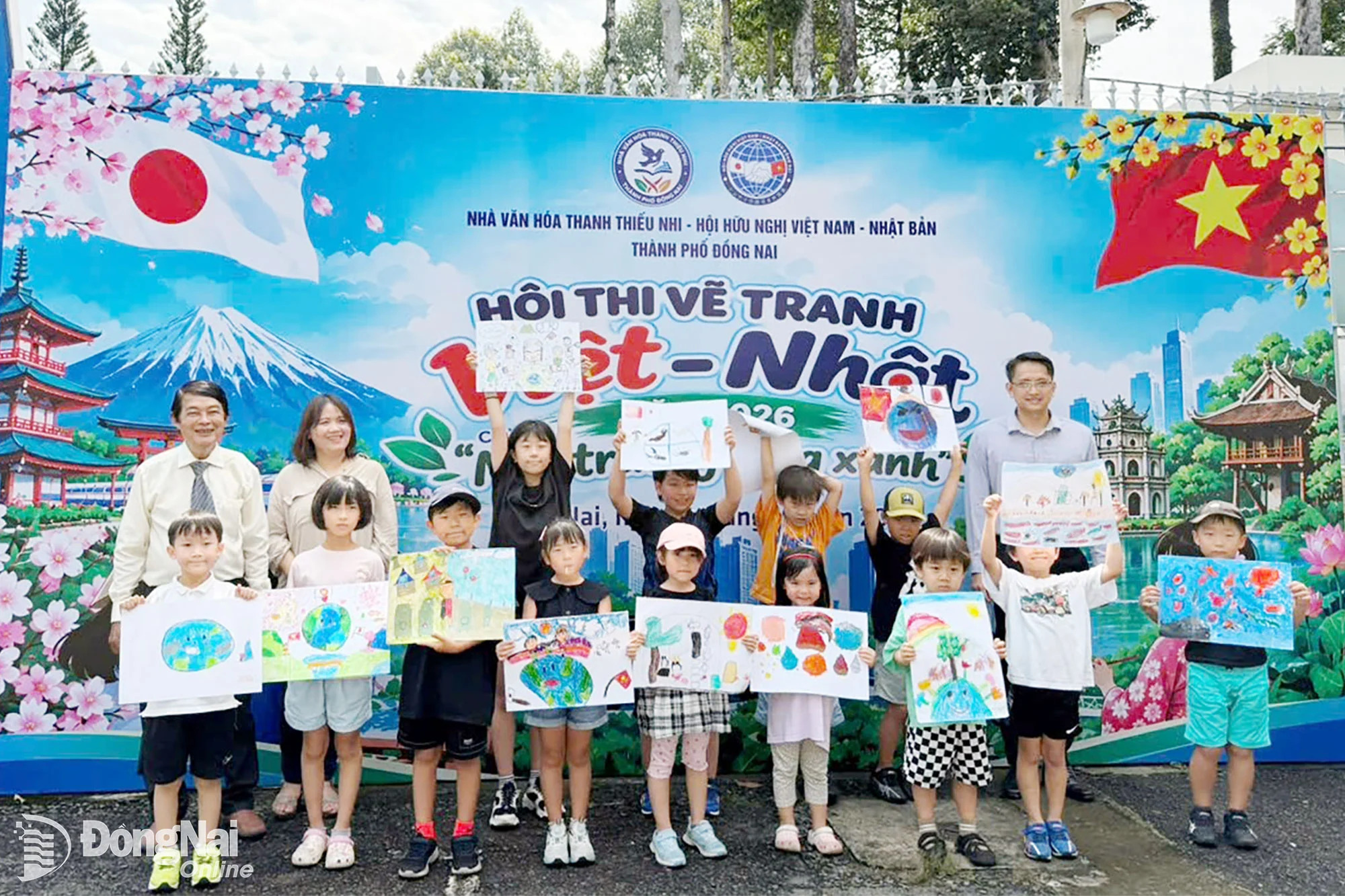 Đại biểu chụp hình với các em thiếu nhi người Nhật Bản và sản phẩm tranh sau khi hoàn thành. Ảnh: Đại biểu chụp hình với các em thiếu nhi người Nhật Bản và sản phẩm tranh sau khi hoàn thành. Ảnh: