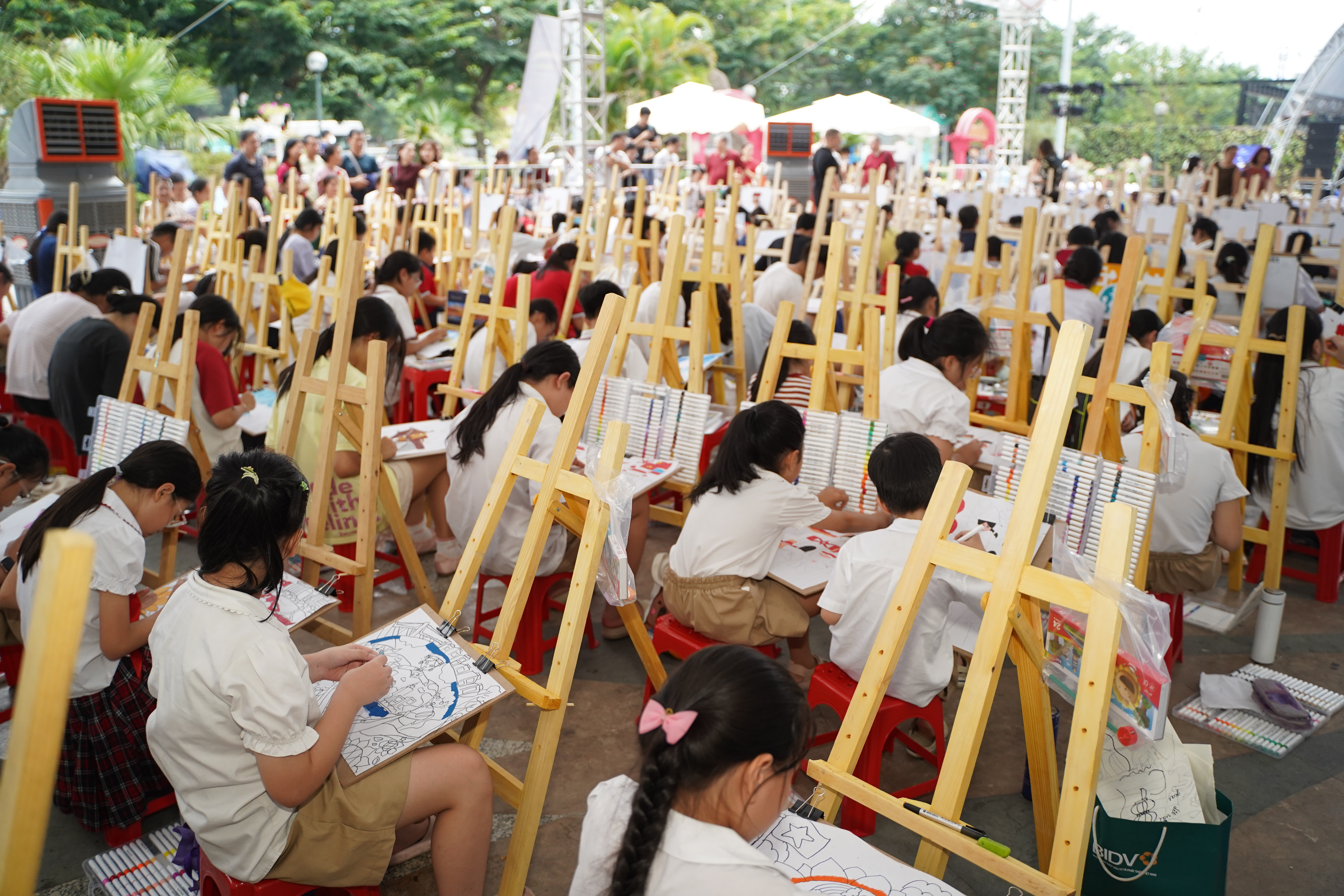 Chương trình có sự tham gia của đông đảo thiếu nhi quốc tế đang sinh sống và học tập tại Thủ đô. (Ảnh: Báo Hà Nội mới) Chương trình có sự tham gia của đông đảo thiếu nhi quốc tế đang sinh sống và học tập tại Thủ đô. (Ảnh: Báo Hà Nội mới)