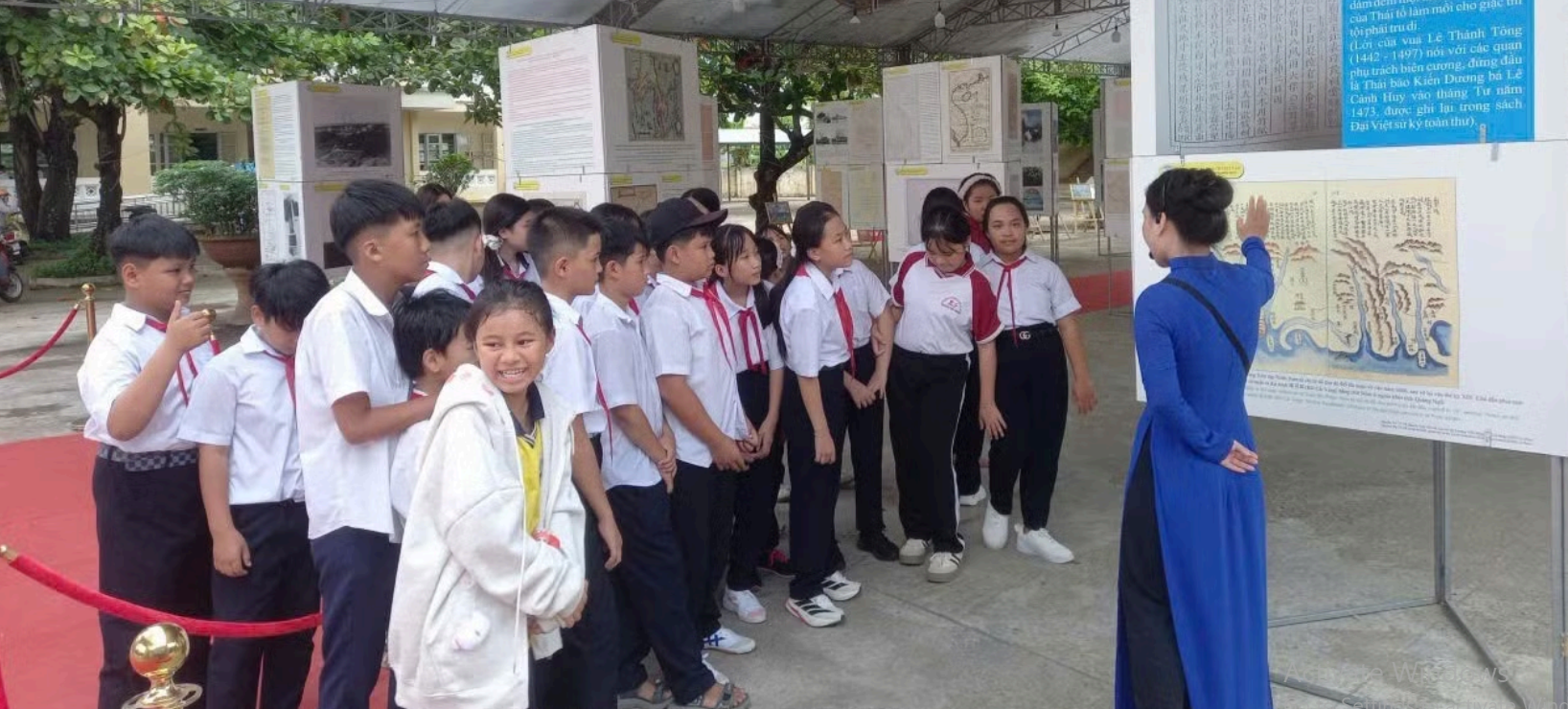 Các em học sinh tham quan, tìm hiểu những tư liệu lịch sử, pháp lý đối với 2 quần đảo Hoàng Sa và Trường Sa của Việt Nam tại triển lãm. (Ảnh: CTV) Các em học sinh tham quan, tìm hiểu những tư liệu lịch sử, pháp lý đối với 2 quần đảo Hoàng Sa và Trường Sa của Việt Nam tại triển lãm. (Ảnh: CTV)