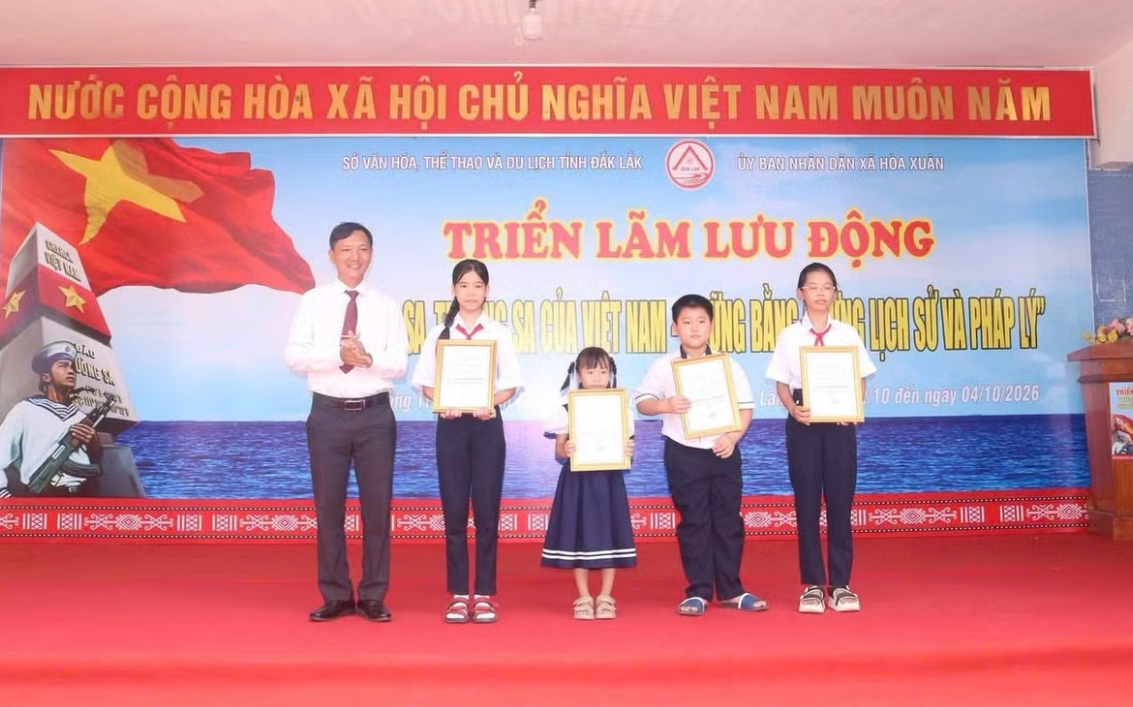 Ban Tổ chức trao giải Cuộc thi vẽ tranh với chủ đề “Em yêu Biển, Đảo Việt Nam” cho các em học sinh đạt giải. (Ảnh: CTV)