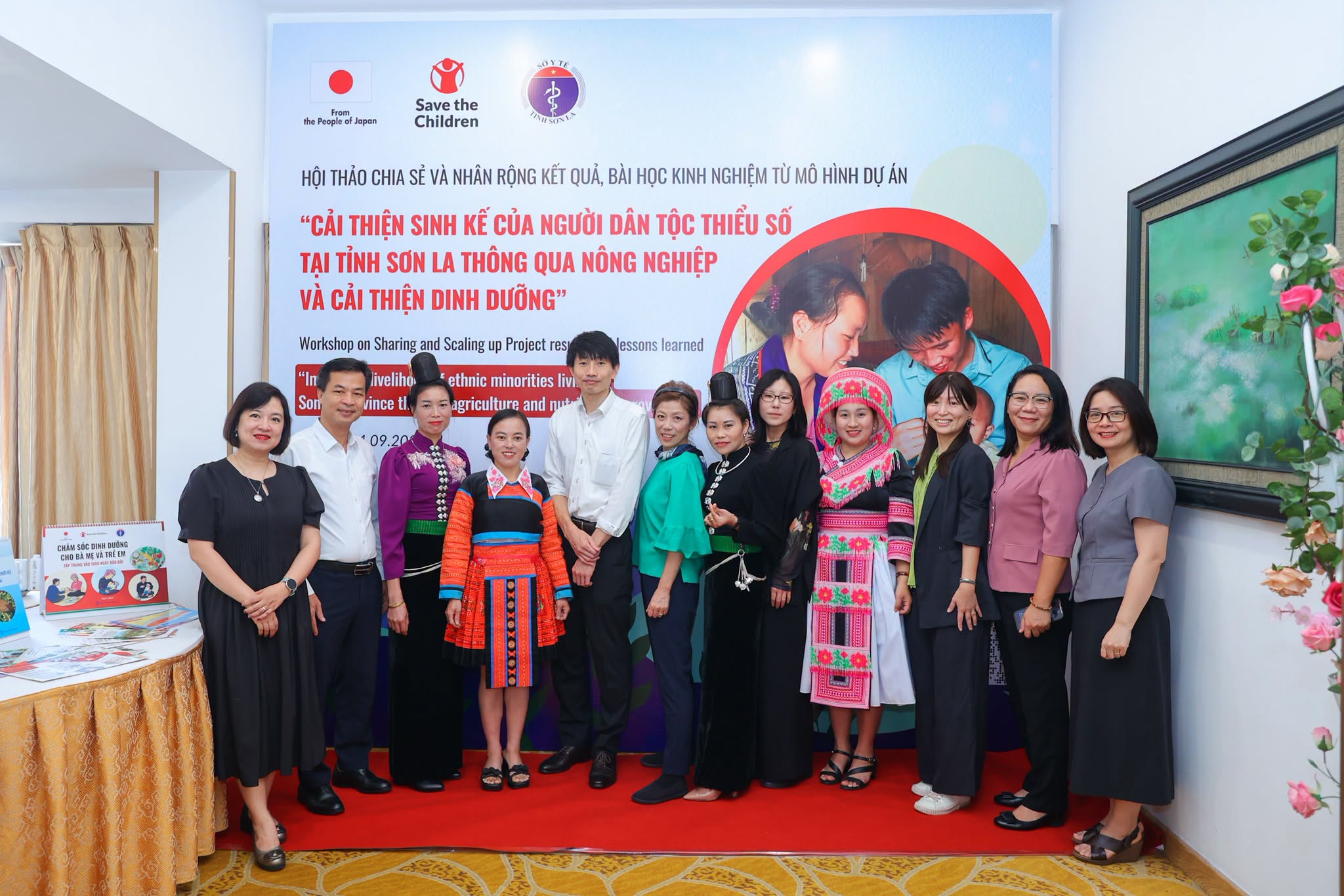 Anh Nagino Kosuke (thứ 5 từ trái qua) chụp ảnh lưu niệm cùng các đại biểu tại Hội thảo tổng kết dự án “Cải thiện sinh kế của người dân tộc thiểu số tại tỉnh Sơn La thông qua nông nghiệp và cải thiện dinh dưỡng”. (Ảnh: Save the Children Việt Nam) Anh Nagino Kosuke (thứ 5 từ trái qua) chụp ảnh lưu niệm cùng các đại biểu tại Hội thảo tổng kết dự án “Cải thiện sinh kế của người dân tộc thiểu số tại tỉnh Sơn La thông qua nông nghiệp và cải thiện dinh dưỡng”. (Ảnh: Save the Children Việt Nam)