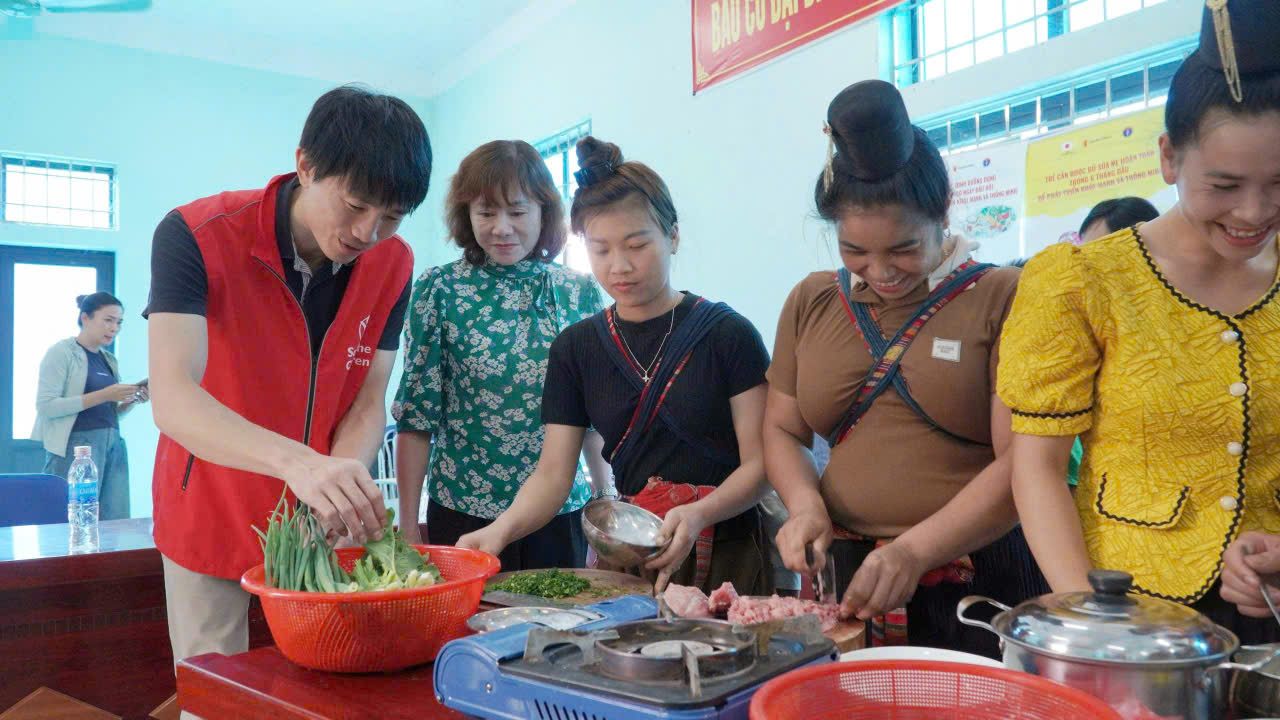 Kosuke Nagino monitors a cooking practice session on preparing complementary foods for infants. (Photo: Courtesy of the interviewee) Kosuke Nagino monitors a cooking practice session on preparing complementary foods for infants. (Photo: Courtesy of the interviewee)