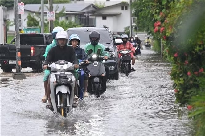 Ngập trên đường phố Bangkok (Thái Lan). (Ảnh: THX/TTXVN) Ngập trên đường phố Bangkok (Thái Lan). (Ảnh: THX/TTXVN)