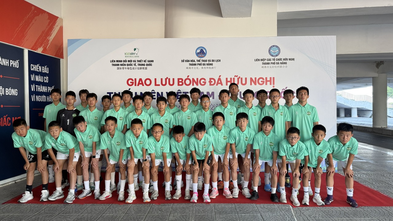 中国陕西师范大学附属中学代表团参加在岘港举行的足球友好交流活动。（照片：岘港市友好组织联合会）