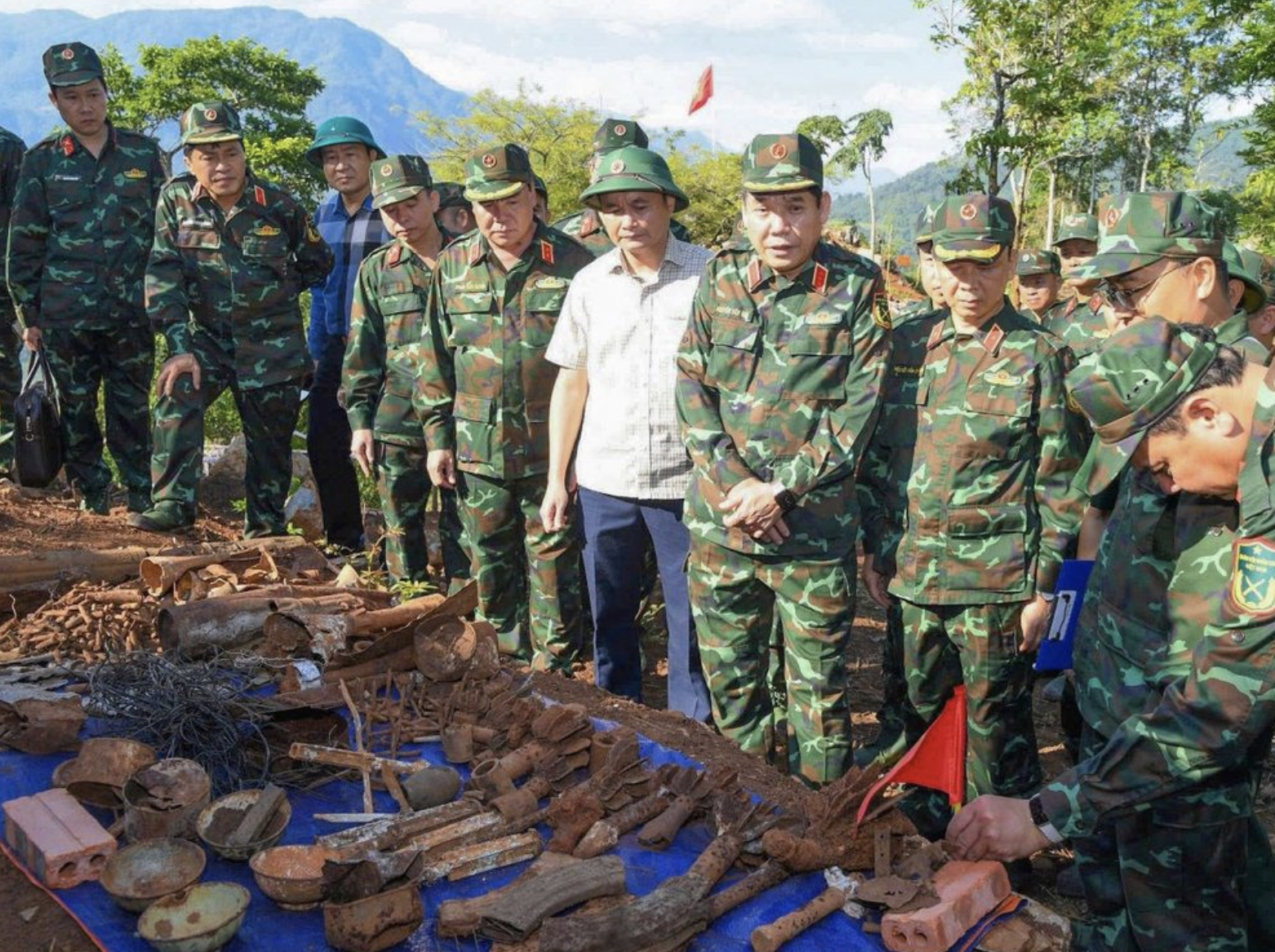 国防部副部长阮文熊上将和第二军区领导在685高地指导烈士遗骸搜寻归集工作。