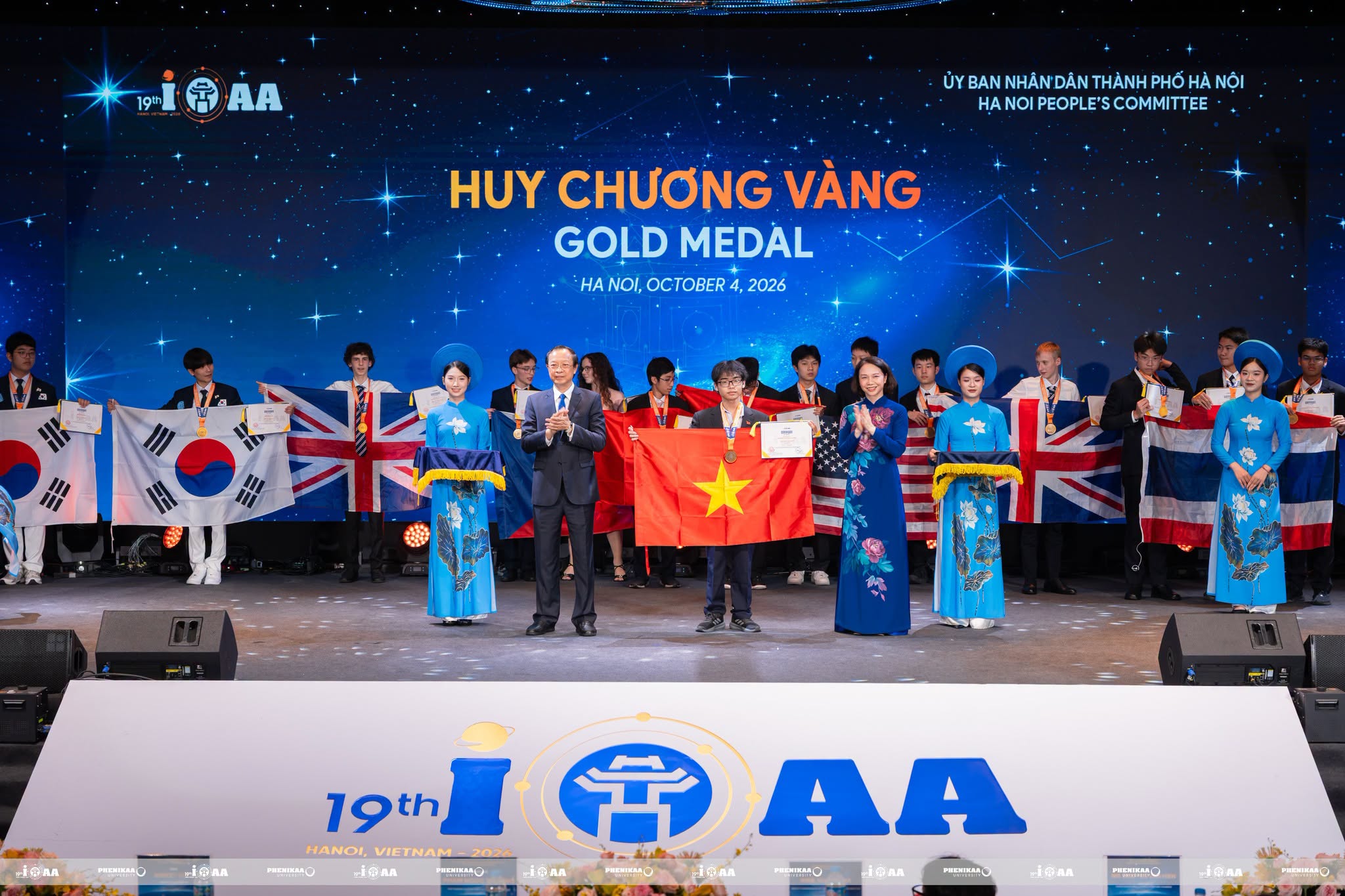 第19届国际天文与天体物理学奥林匹克竞赛(IOAA 2026)于9月25日至10月5日在越南河内举行,吸引来自64个国家和地区的312名选手角逐。作为东道主,越南派出两支代表队共10名学生参赛且全员摘牌,斩获6金4银;阮俊杰(阮惠重点高中)、黎嘉鸿明(河内-阿姆斯特丹重点高中)、黎伯俊越(河内国家大学自然科学重点高中)、黎光智(胡志明市国家大学资优高中),以及清化省蓝山重点高中的阮光勇与梅文庆夺得金牌。优异成绩得益于选拔培训机制与多方协同育人合力,彰显了越南承办国际科教盛会、促进学术交流及激发青少年STEM热忱的实力。河内市人民委员会副主席武秋河在闭幕式上表示,选手们在理论、团队、望远镜观测、数据处理及天象馆等考核中展现出过硬素养,赛程客观公正。本届个人赛共颁发51金、48银、60铜及22个鼓励奖,并评出个人总分第一、理论最佳、实践最佳、7人团队赛冠军及5支海报赛优胜队等特别奖,在河内留下了难忘印记。 第19届国际天文与天体物理学奥林匹克竞赛(IOAA 2026)于9月25日至10月5日在越南河内举行,吸引来自64个国家和地区的312名选手角逐。作为东道主,越南派出两支代表队共10名学生参赛且全员摘牌,斩获6金4银;阮俊杰(阮惠重点高中)、黎嘉鸿明(河内-阿姆斯特丹重点高中)、黎伯俊越(河内国家大学自然科学重点高中)、黎光智(胡志明市国家大学资优高中),以及清化省蓝山重点高中的阮光勇与梅文庆夺得金牌。优异成绩得益于选拔培训机制与多方协同育人合力,彰显了越南承办国际科教盛会、促进学术交流及激发青少年STEM热忱的实力。河内市人民委员会副主席武秋河在闭幕式上表示,选手们在理论、团队、望远镜观测、数据处理及天象馆等考核中展现出过硬素养,赛程客观公正。本届个人赛共颁发51金、48银、60铜及22个鼓励奖,并评出个人总分第一、理论最佳、实践最佳、7人团队赛冠军及5支海报赛优胜队等特别奖,在河内留下了难忘印记。