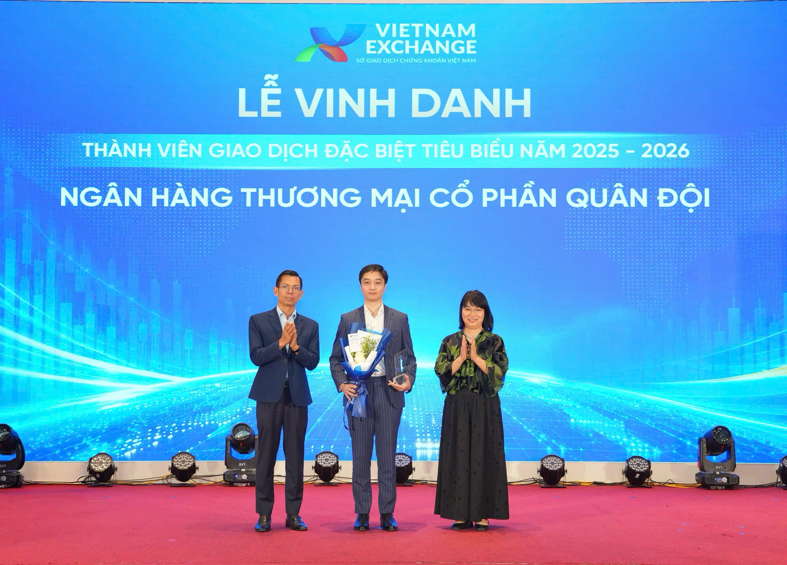 Đại diện MB nhận cúp vinh danh tại sự kiện Đại diện MB nhận cúp vinh danh tại sự kiện