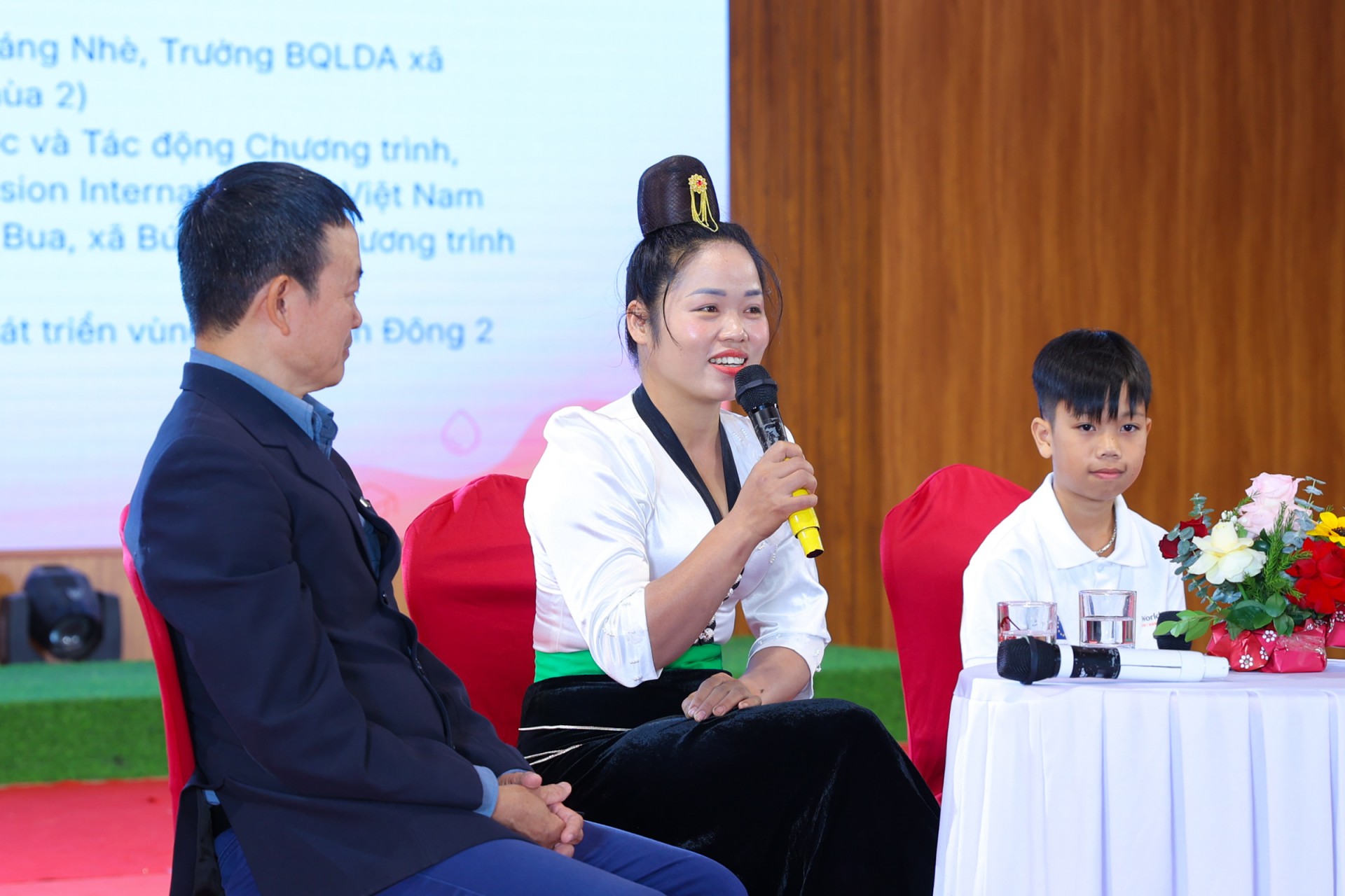 A discussion and exchange session at the conference. (Photo: Dinh Hoa)