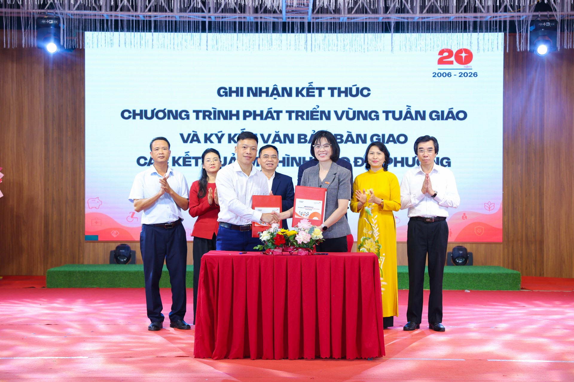 The signing ceremony for the handover of results and models under the Tuan Giao Area Development Programme, enabling the locality to receive, maintain and further develop them. (Photo: Dinh Hoa)