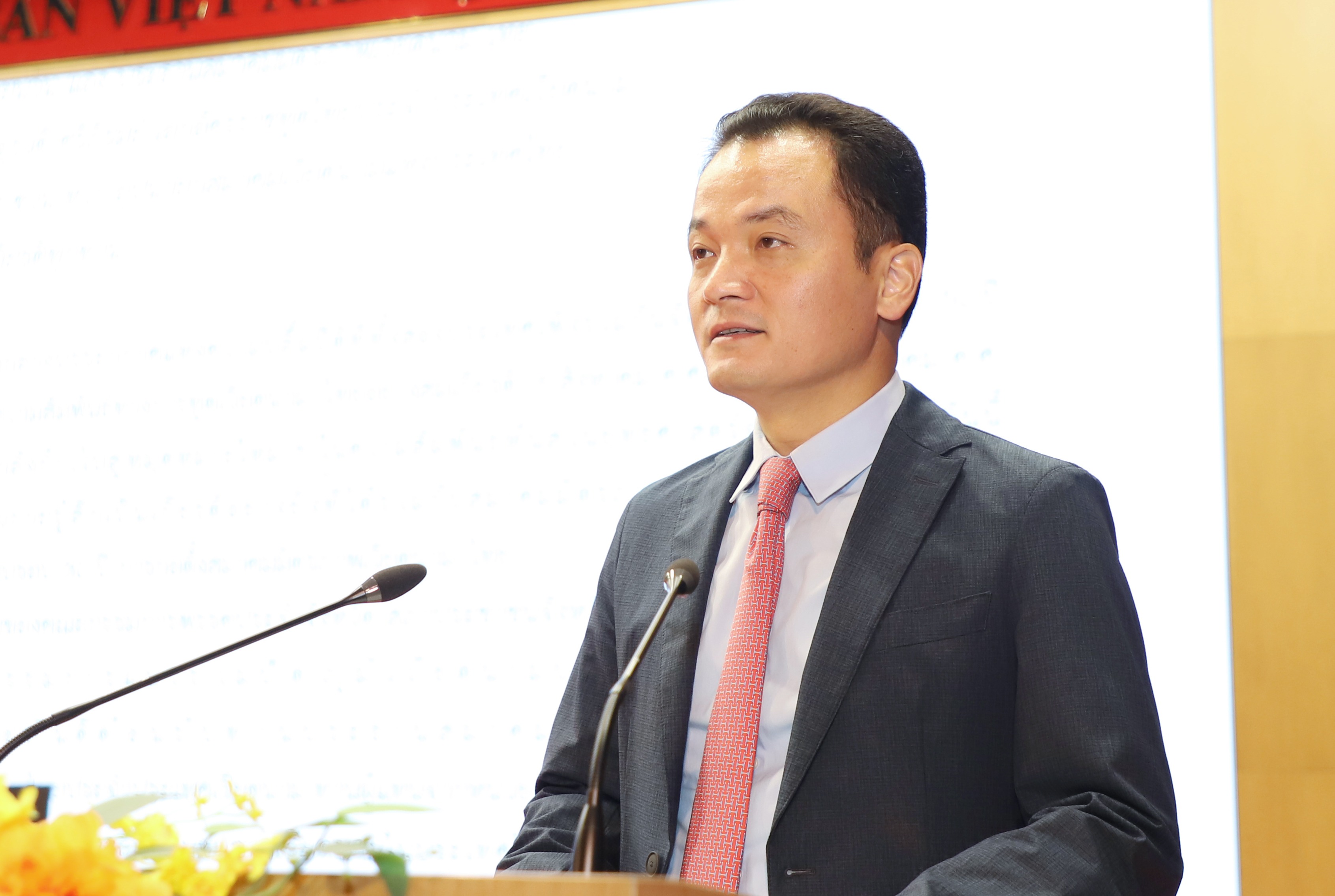 Phó Chủ tịch UBND tỉnh Giàng Quốc Hưng giới thiệu khái quát tiềm năng, thế mạnh trong phát triển kinh tế - xã hội của tỉnh Lào Cai. (Ảnh: Cổng TTĐT tỉnh Lào Cai) Phó Chủ tịch UBND tỉnh Giàng Quốc Hưng giới thiệu khái quát tiềm năng, thế mạnh trong phát triển kinh tế - xã hội của tỉnh Lào Cai. (Ảnh: Cổng TTĐT tỉnh Lào Cai)