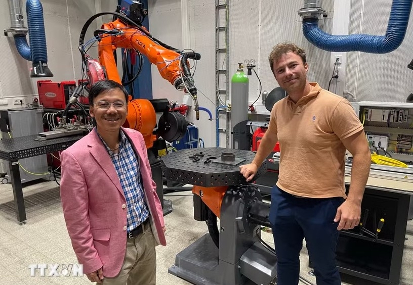 Associate Professor Vu Viet Hung (left) visits a robotic 3D printing space in Canada. (Photo: VNA) Associate Professor Vu Viet Hung (left) visits a robotic 3D printing space in Canada. (Photo: VNA)