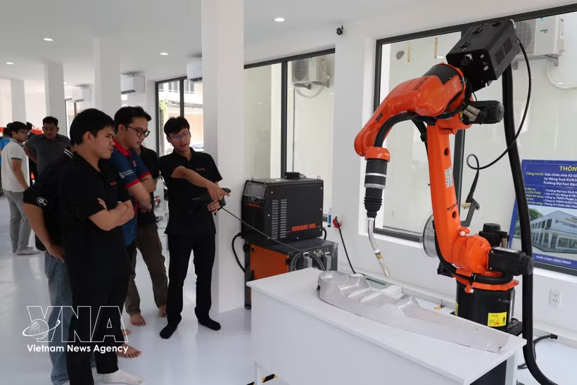 Testing industrial robots at the University of Science and Technology – University of Da Nang (Photo: VNA) Testing industrial robots at the University of Science and Technology – University of Da Nang (Photo: VNA)