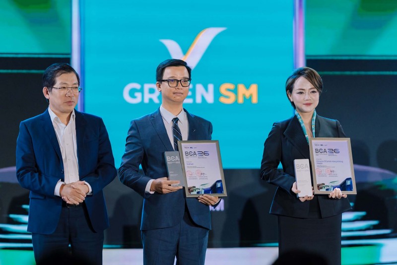 Ông Nguyễn Hồng Nhật, Tổng giám đốc VinFast Ô tô thị trường Việt Nam (giữa) và bà Trần Thanh Thủy, Phó Tổng giám đốc vận hành 2 bánh và giao hàng GSM nhận giải thưởng “Thương hiệu kiêu hãnh Việt Nam của năm” từ đại diện ban tổ chức Ông Nguyễn Hồng Nhật, Tổng giám đốc VinFast Ô tô thị trường Việt Nam (giữa) và bà Trần Thanh Thủy, Phó Tổng giám đốc vận hành 2 bánh và giao hàng GSM nhận giải thưởng “Thương hiệu kiêu hãnh Việt Nam của năm” từ đại diện ban tổ chức